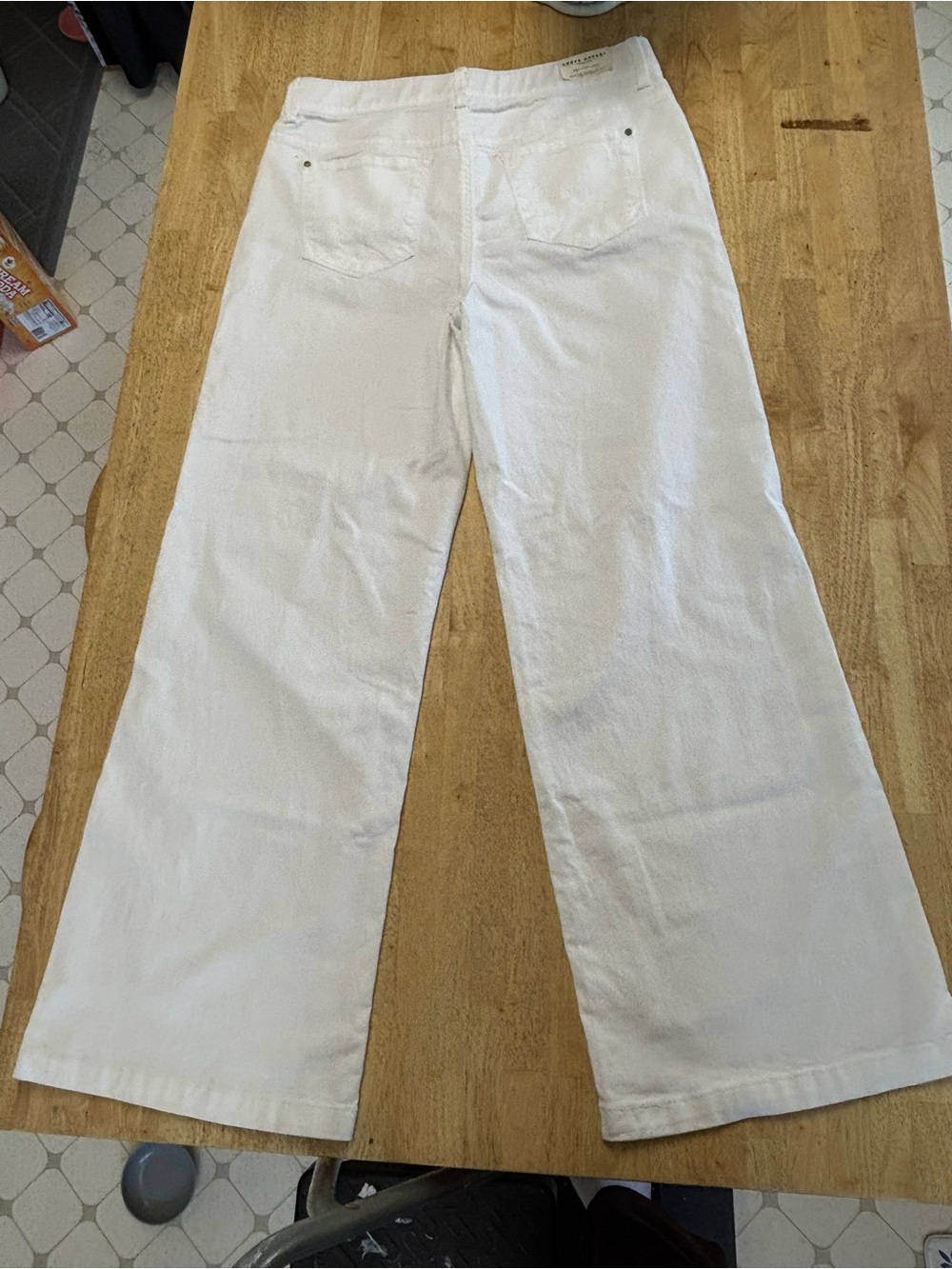 Wide-Leg White Jeans with High Rise Waist - Picture 3 of 7